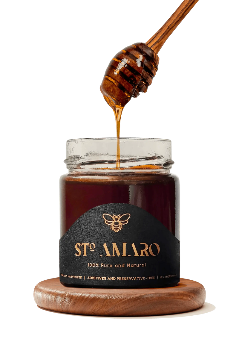 Pot de miel authentique STo AMARO posé sur un piédestal en bois, dans une composition produit isolée mettant en valeur sa pureté naturelle.